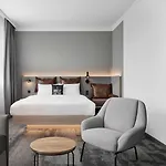 Otel Moxy Düsseldorf