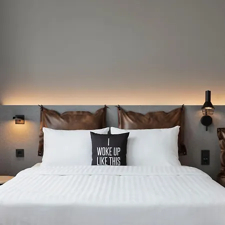 Moxy 3*