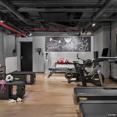 Moxy 3*