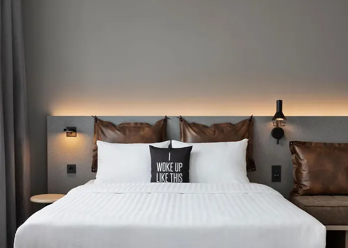 Moxy 3*
