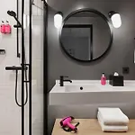 Moxy 3*